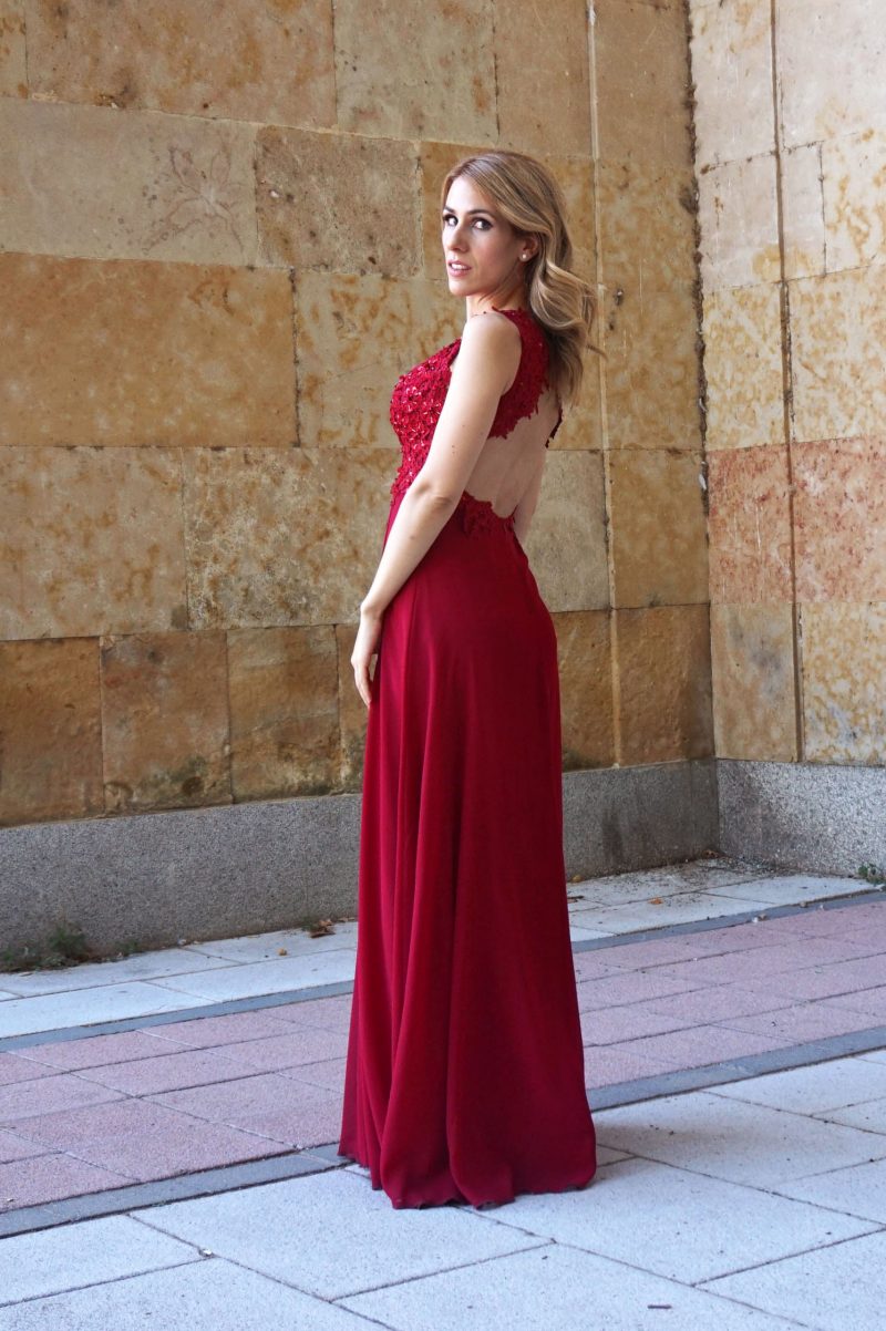 vestido rojo de fiesta para mujer con espalda descubierta y pedrería